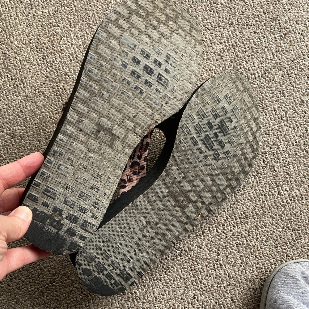 Tommy Hilfiger Black Footbed Flip Flops with Leopard-Print Straps - Picture 4 of 4